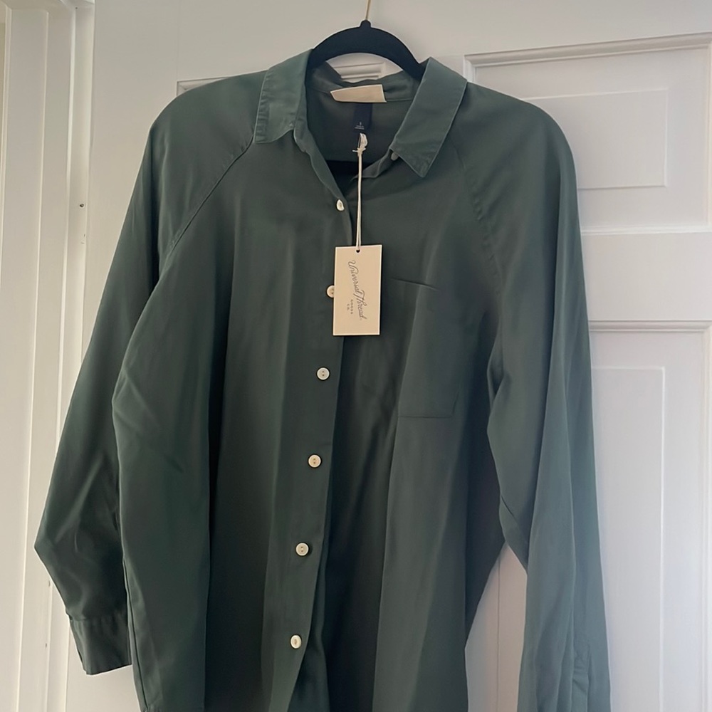 Universal Thread button down shirt. Brand new, never worn, great condition!